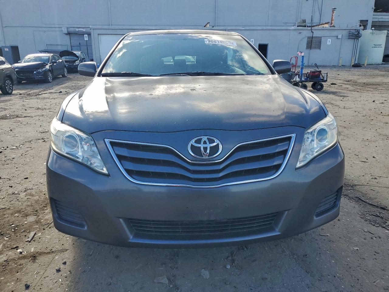 Toyota Camry Base Image 8