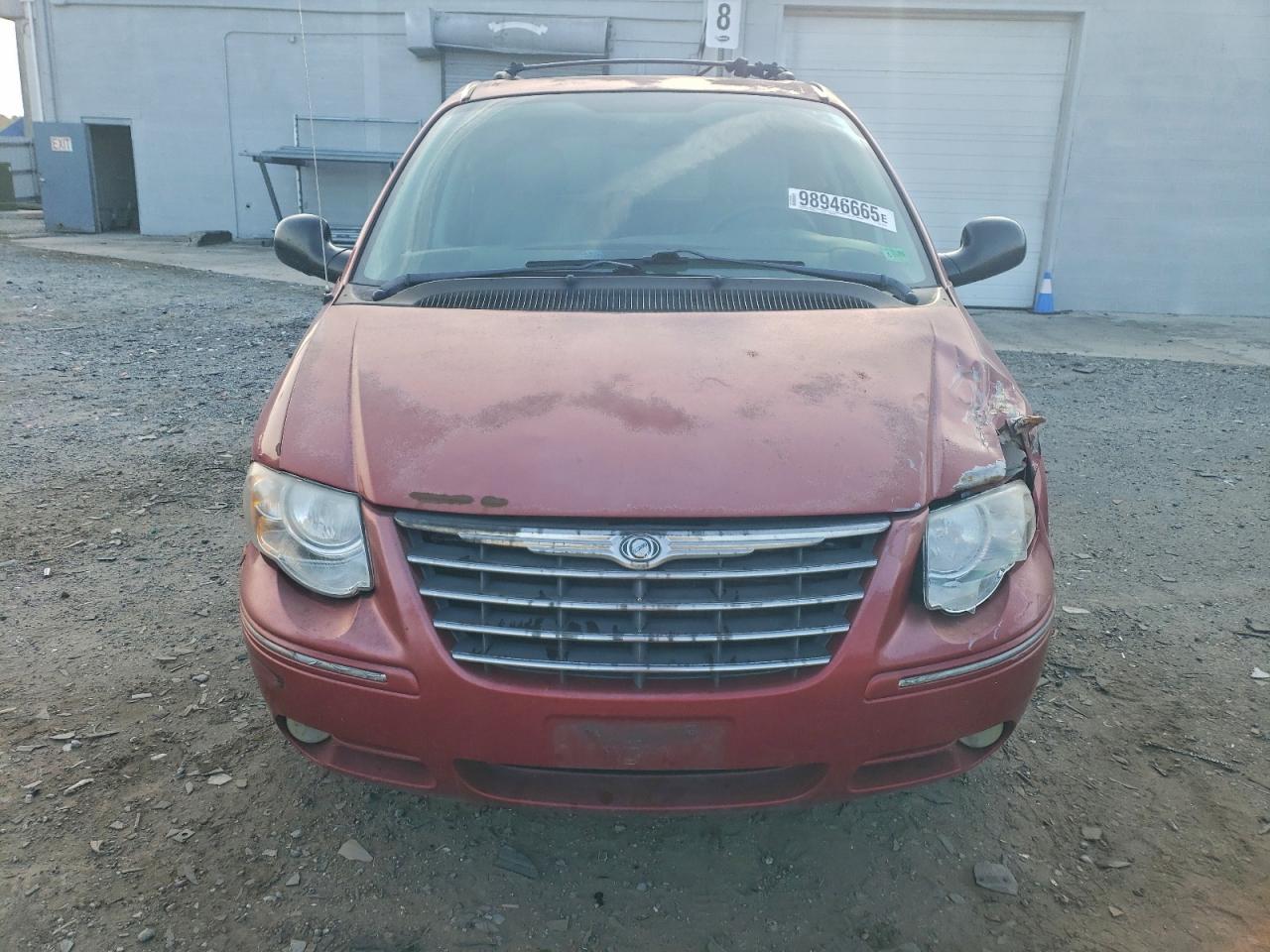 Chrysler Minivan Touring Image 13