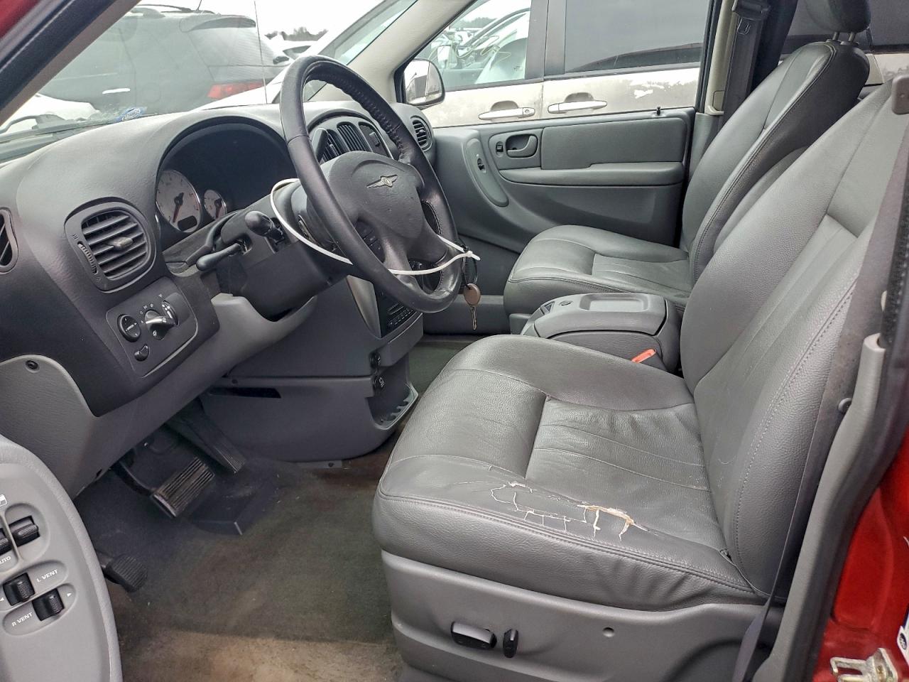 Chrysler Minivan Touring Image 6