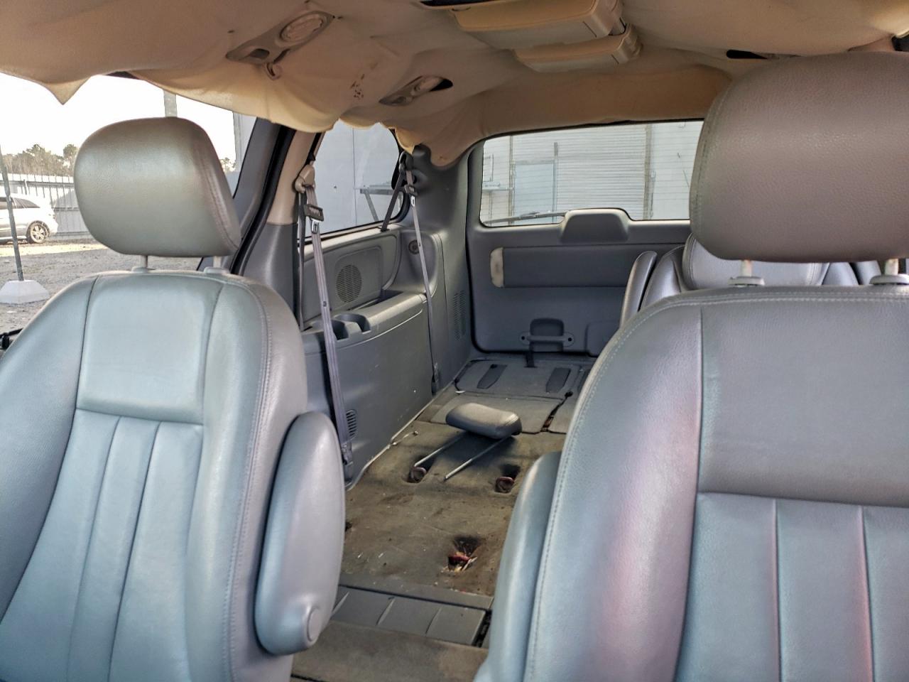 Chrysler Minivan Touring Image 12