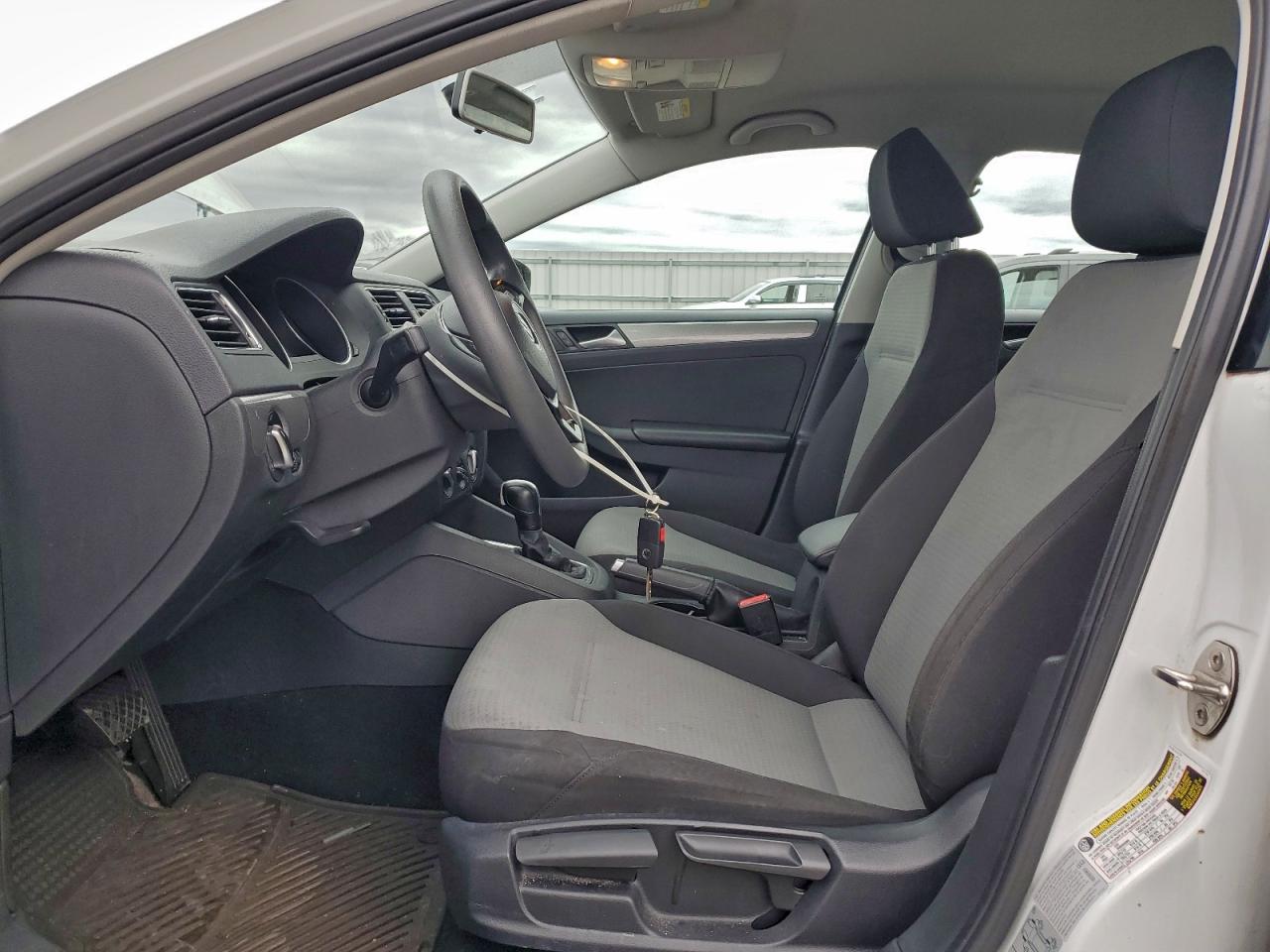 Volkswagen Jetta S Image 4