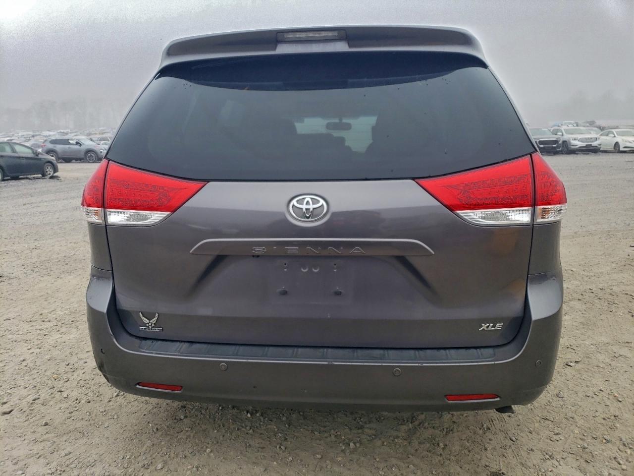 Toyota Sienna Xle Image 3